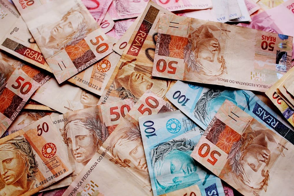 Real Brasileiro desvaloriza mais do que o peso argentino em abril
