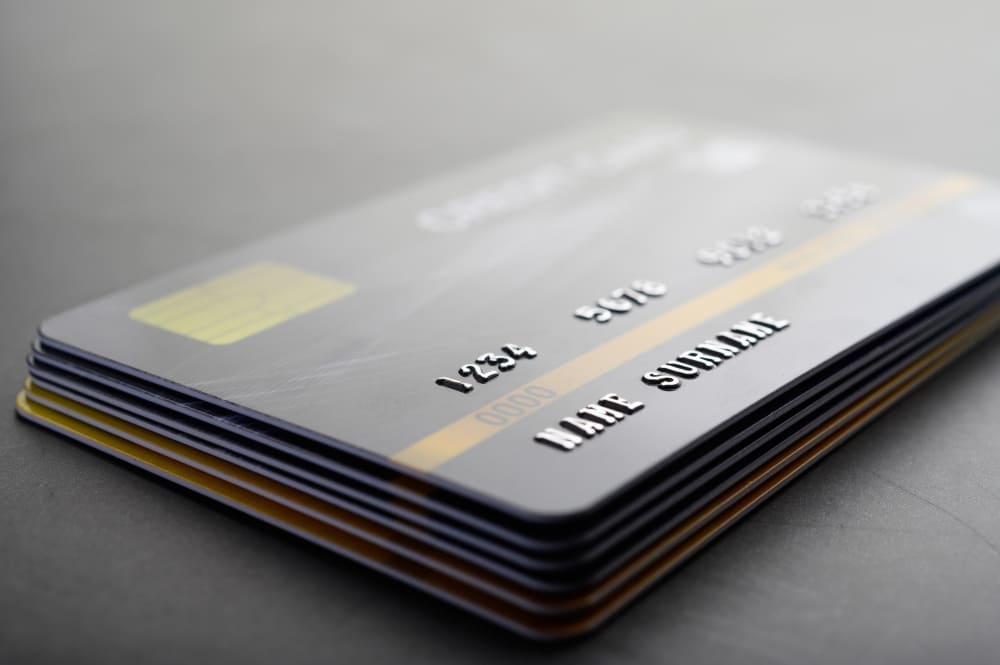Cartões de crédito sem anuidade: ganhe dinheiro sem pagar nada