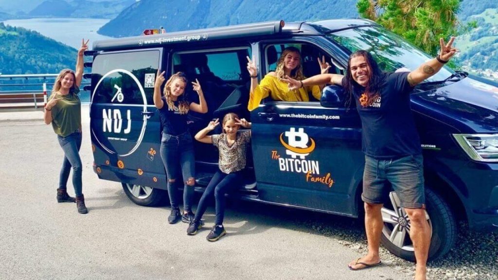 Família colocou tudo o que tinha no Bitcoin e agora faz um tour pelo mundo