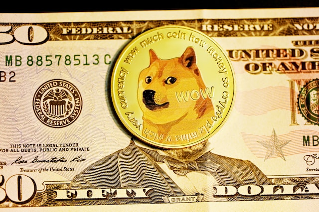 10 anos de Dogecoin: Memecoin comemora retorno ao patamar de US$ 0,10

